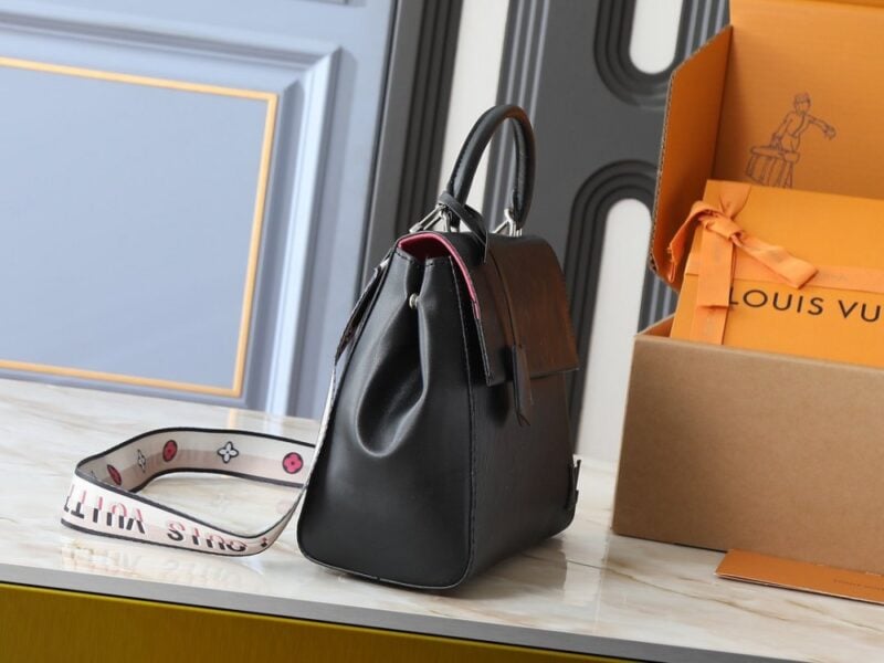 【AT10556】ルイ・ヴィトンのクルニー ミニハンドバッグ：クラシックなエピレザーと洗練されたエレガンス | Louis Vuitton Paris