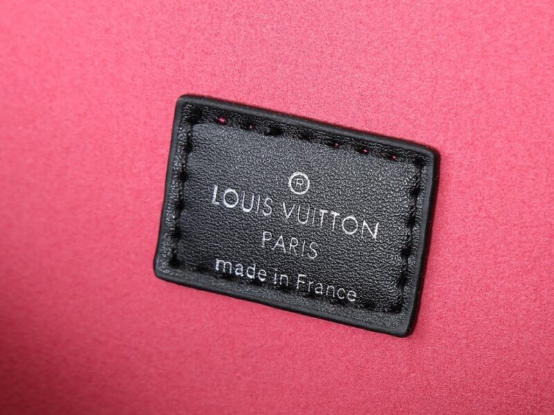 【AT10556】ルイ・ヴィトンのクルニー ミニハンドバッグ：クラシックなエピレザーと洗練されたエレガンス | Louis Vuitton Paris
