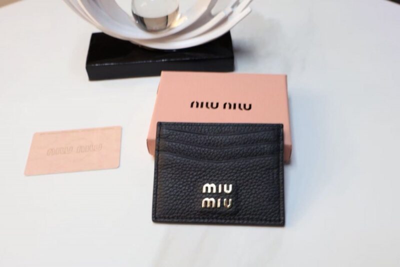 【AT10563】Miu Miu（ミュウミュウ）牛革カードケース - エレガントな贅沢と上質な手触りの融合 | Miu Miu