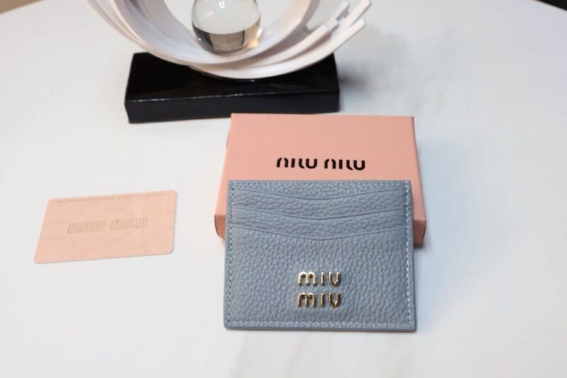 【AT10563】Miu Miu（ミュウミュウ）牛革カードケース - エレガントな贅沢と上質な手触りの融合 | Miu Miu