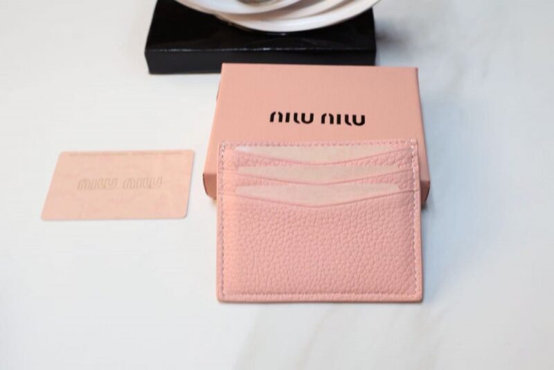 【AT10563】Miu Miu（ミュウミュウ）牛革カードケース - エレガントな贅沢と上質な手触りの融合 | Miu Miu