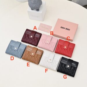 【AT10564】Miu Miuエレガントな財布 - 柔らかい羊革の薄型カードスロットデザイン、豪華なコンパクトな女性用ファッションアクセサリー | Miu Miu