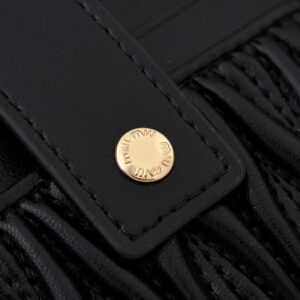 【AT10564】Miu Miuエレガントな財布 - 柔らかい羊革の薄型カードスロットデザイン、豪華なコンパクトな女性用ファッションアクセサリー | Miu Miu