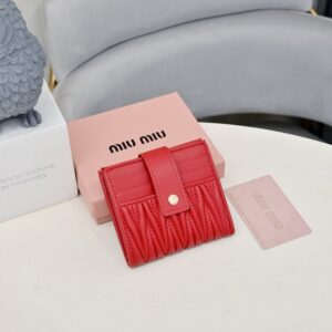 【AT10564】Miu Miuエレガントな財布 - 柔らかい羊革の薄型カードスロットデザイン、豪華なコンパクトな女性用ファッションアクセサリー | Miu Miu