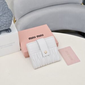 【AT10564】Miu Miuエレガントな財布 - 柔らかい羊革の薄型カードスロットデザイン、豪華なコンパクトな女性用ファッションアクセサリー | Miu Miu
