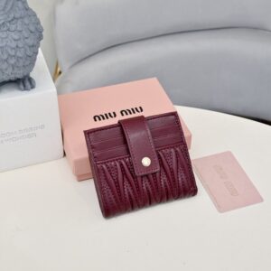 【AT10564】Miu Miuエレガントな財布 - 柔らかい羊革の薄型カードスロットデザイン、豪華なコンパクトな女性用ファッションアクセサリー | Miu Miu