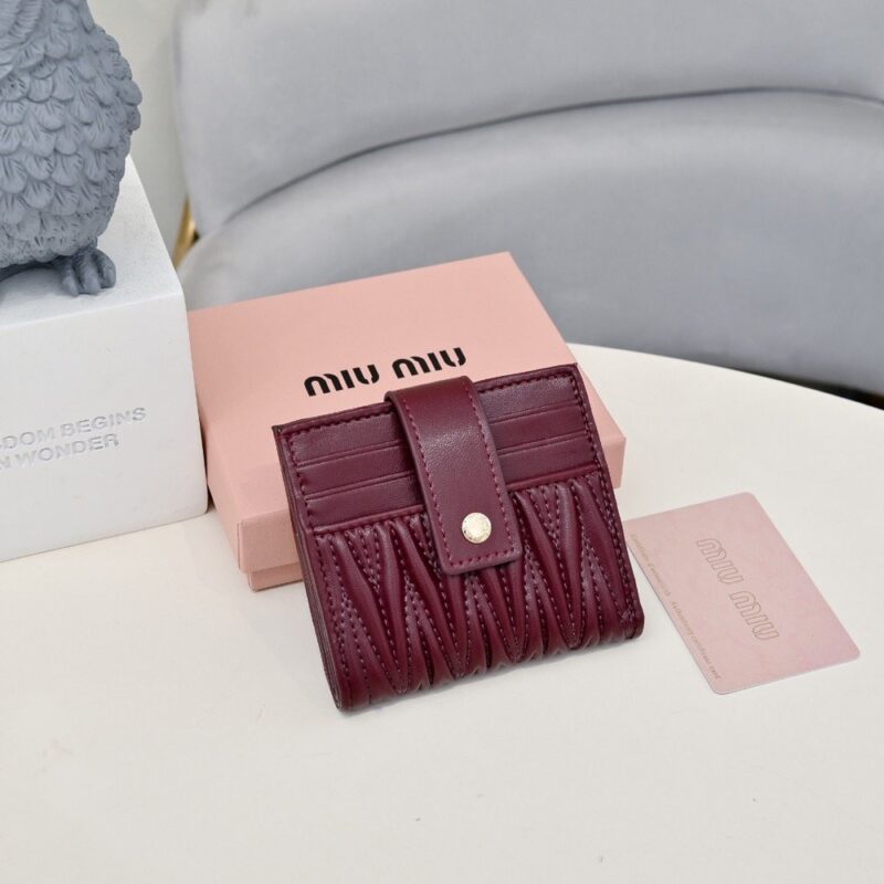 【AT10564】Miu Miuエレガントな財布 - 柔らかい羊革の薄型カードスロットデザイン、豪華なコンパクトな女性用ファッションアクセサリー | Miu Miu