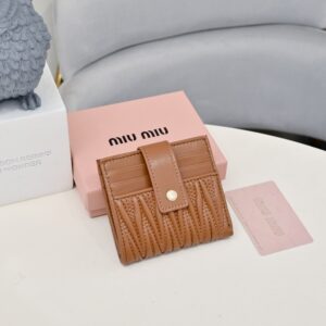 【AT10564】Miu Miuエレガントな財布 - 柔らかい羊革の薄型カードスロットデザイン、豪華なコンパクトな女性用ファッションアクセサリー | Miu Miu