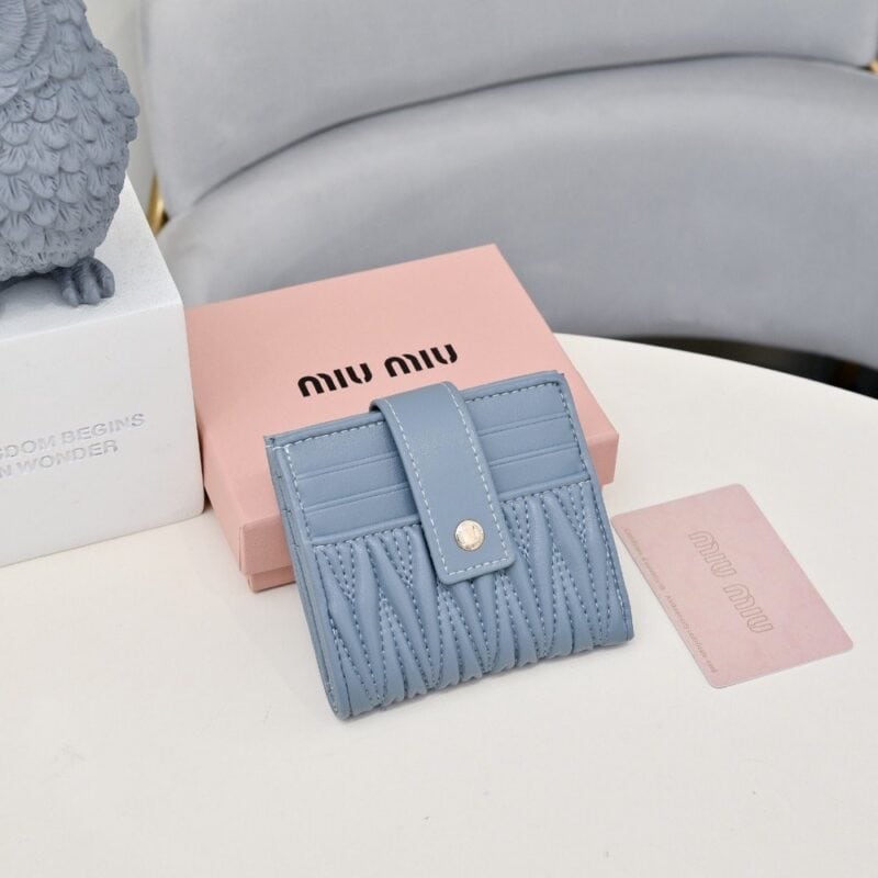 【AT10564】Miu Miuエレガントな財布 - 柔らかい羊革の薄型カードスロットデザイン、豪華なコンパクトな女性用ファッションアクセサリー | Miu Miu