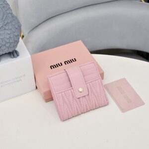【AT10564】Miu Miuエレガントな財布 - 柔らかい羊革の薄型カードスロットデザイン、豪華なコンパクトな女性用ファッションアクセサリー | Miu Miu