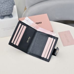 【AT10564】Miu Miuエレガントな財布 - 柔らかい羊革の薄型カードスロットデザイン、豪華なコンパクトな女性用ファッションアクセサリー | Miu Miu