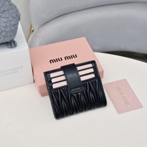 【AT10564】Miu Miuエレガントな財布 - 柔らかい羊革の薄型カードスロットデザイン、豪華なコンパクトな女性用ファッションアクセサリー | Miu Miu