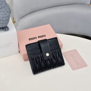 【AT10564】Miu Miuエレガントな財布 - 柔らかい羊革の薄型カードスロットデザイン、豪華なコンパクトな女性用ファッションアクセサリー | Miu Miu