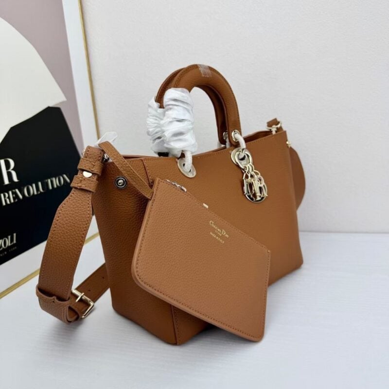 【AT10580】高級Diorハンドバッグ - 優雅なリッチ表皮牛皮とシルバーカラーチェーンで上品な装い | Christian Dior