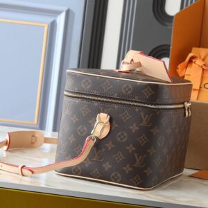 【AT10592】ルイ・ヴィトン モノグラム化粧ポーチ - エレガントで実用的な旅行用美容バッグ | Louis Vuitton
