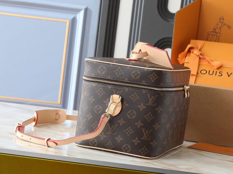 【AT10592】ルイ・ヴィトン モノグラム化粧ポーチ - エレガントで実用的な旅行用美容バッグ | Louis Vuitton