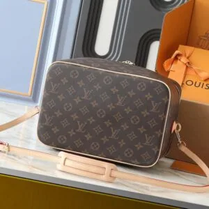 【AT10592】ルイ・ヴィトン モノグラム化粧ポーチ - エレガントで実用的な旅行用美容バッグ | Louis Vuitton