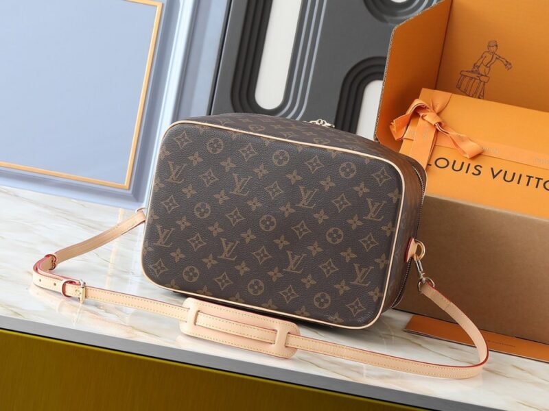 【AT10592】ルイ・ヴィトン モノグラム化粧ポーチ - エレガントで実用的な旅行用美容バッグ | Louis Vuitton