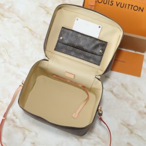 【AT10592】ルイ・ヴィトン モノグラム化粧ポーチ - エレガントで実用的な旅行用美容バッグ | Louis Vuitton
