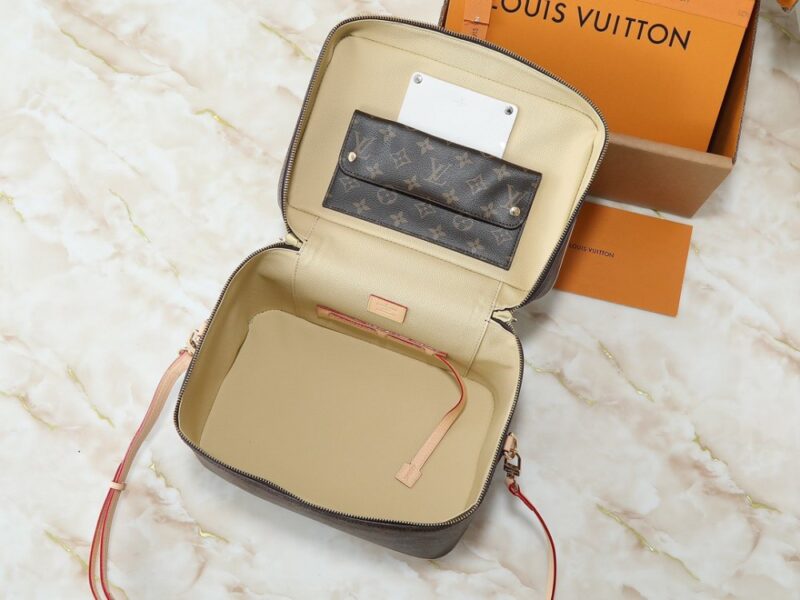 【AT10592】ルイ・ヴィトン モノグラム化粧ポーチ - エレガントで実用的な旅行用美容バッグ | Louis Vuitton