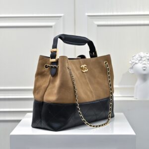 【AT10596】シャネル トートバッグ：クラシックな二色の組み合わせで上品な高級感を演出 | Chanel Paris