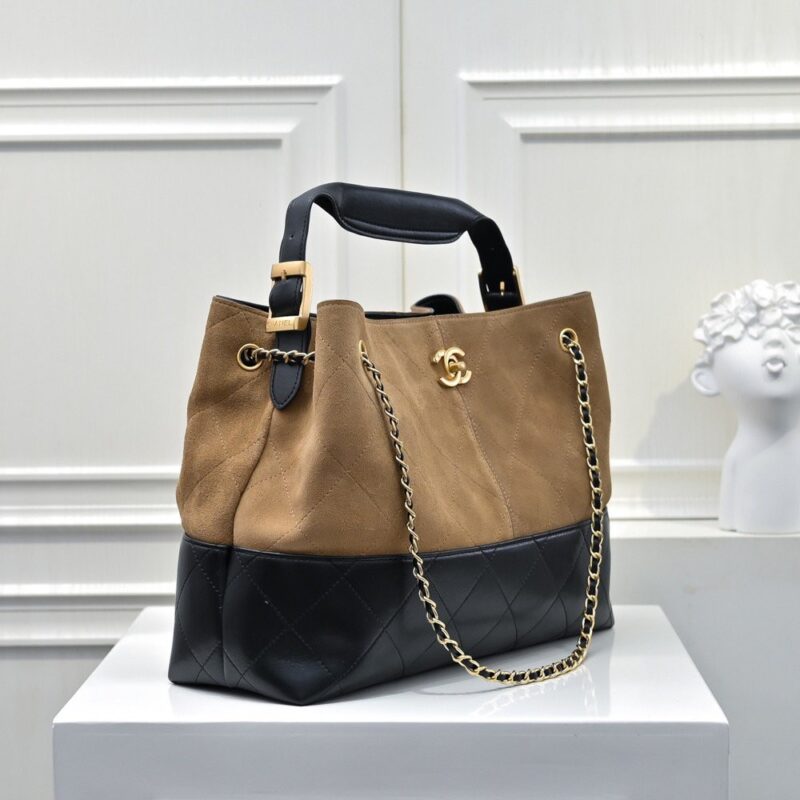 【AT10596】シャネル トートバッグ：クラシックな二色の組み合わせで上品な高級感を演出 | Chanel Paris