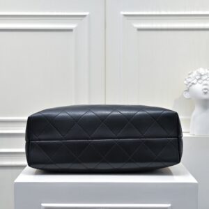 【AT10596】シャネル トートバッグ：クラシックな二色の組み合わせで上品な高級感を演出 | Chanel Paris