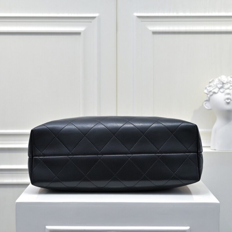 【AT10596】シャネル トートバッグ：クラシックな二色の組み合わせで上品な高級感を演出 | Chanel Paris