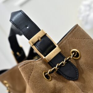 【AT10596】シャネル トートバッグ：クラシックな二色の組み合わせで上品な高級感を演出 | Chanel Paris