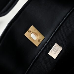【AT10596】シャネル トートバッグ：クラシックな二色の組み合わせで上品な高級感を演出 | Chanel Paris