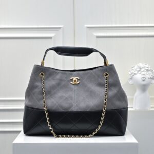 【AT10598】シャネルのクラシックな二色使いトートバッグ - 都会の女性のためのエレガントなアクセサリー | Chanel Paris