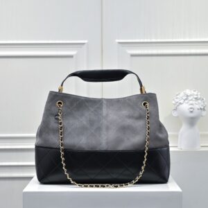 【AT10598】シャネルのクラシックな二色使いトートバッグ - 都会の女性のためのエレガントなアクセサリー | Chanel Paris