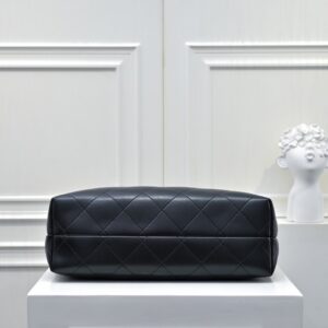 【AT10598】シャネルのクラシックな二色使いトートバッグ - 都会の女性のためのエレガントなアクセサリー | Chanel Paris