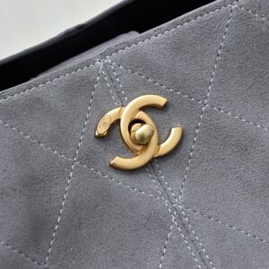【AT10598】シャネルのクラシックな二色使いトートバッグ - 都会の女性のためのエレガントなアクセサリー | Chanel Paris