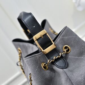【AT10598】シャネルのクラシックな二色使いトートバッグ - 都会の女性のためのエレガントなアクセサリー | Chanel Paris