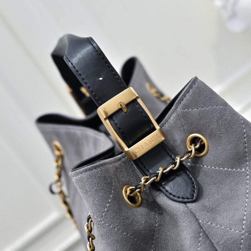 【AT10598】シャネルのクラシックな二色使いトートバッグ - 都会の女性のためのエレガントなアクセサリー | Chanel Paris