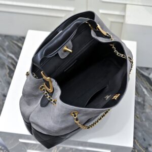 【AT10598】シャネルのクラシックな二色使いトートバッグ - 都会の女性のためのエレガントなアクセサリー | Chanel Paris