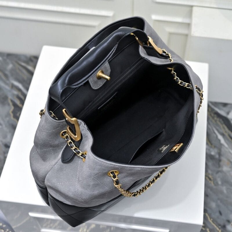 【AT10598】シャネルのクラシックな二色使いトートバッグ - 都会の女性のためのエレガントなアクセサリー | Chanel Paris