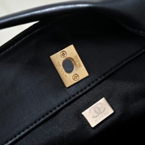 【AT10598】シャネルのクラシックな二色使いトートバッグ - 都会の女性のためのエレガントなアクセサリー | Chanel Paris