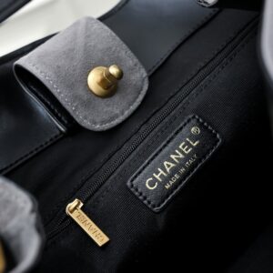 【AT10598】シャネルのクラシックな二色使いトートバッグ - 都会の女性のためのエレガントなアクセサリー | Chanel Paris