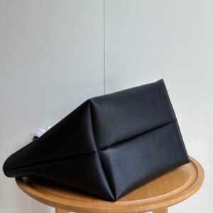 【AT10603】上品な都市の黒牛革ハンドバッグ - 優雅な曲線デザイン、13インチ対応 | Gucci Italy