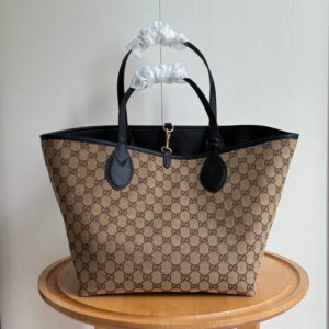 【AT10603】上品な都市の黒牛革ハンドバッグ - 優雅な曲線デザイン、13インチ対応 | Gucci Italy