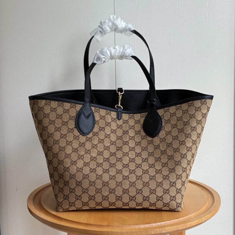 【AT10603】上品な都市の黒牛革ハンドバッグ - 優雅な曲線デザイン、13インチ対応 | Gucci Italy