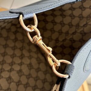 【AT10603】上品な都市の黒牛革ハンドバッグ - 優雅な曲線デザイン、13インチ対応 | Gucci Italy