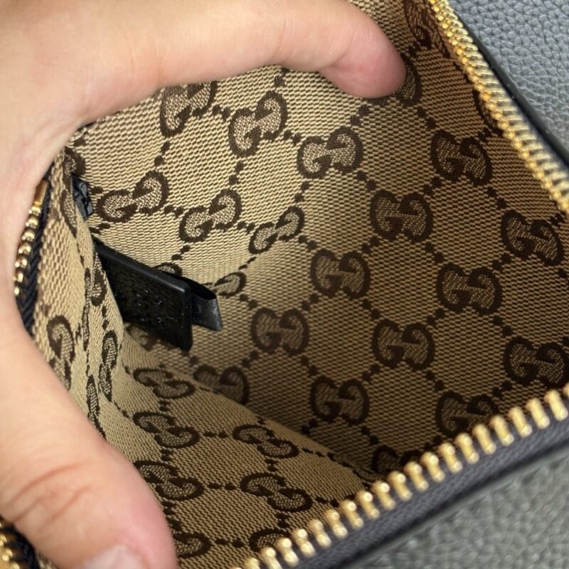 【AT10603】上品な都市の黒牛革ハンドバッグ - 優雅な曲線デザイン、13インチ対応 | Gucci Italy