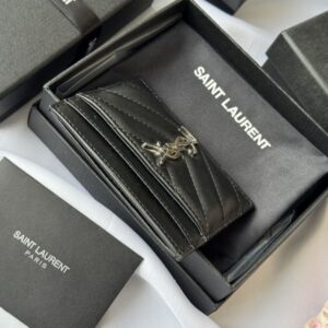 【AT10607】サンローランのクラシックカードケース - 贅沢な羊革のデザインとYSLロゴ、ビジネスにもカジュアルにも対応可能 | Saint Laurent Paris