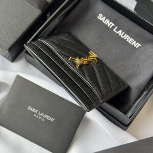 【AT10609】Saint Laurentサンローランのクラシックなカードケース- 上質なエンボス加工牛革とMatelasséキルティングステッチが際立つ | YSL