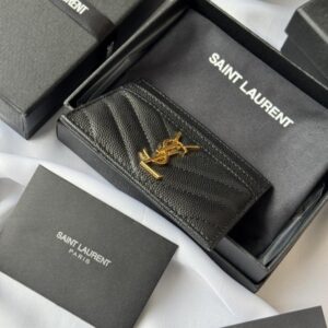 【AT10609】Saint Laurentサンローランのクラシックなカードケース- 上質なエンボス加工牛革とMatelasséキルティングステッチが際立つ | YSL
