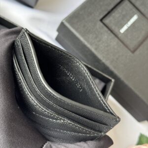 【AT10609】Saint Laurentサンローランのクラシックなカードケース- 上質なエンボス加工牛革とMatelasséキルティングステッチが際立つ | YSL