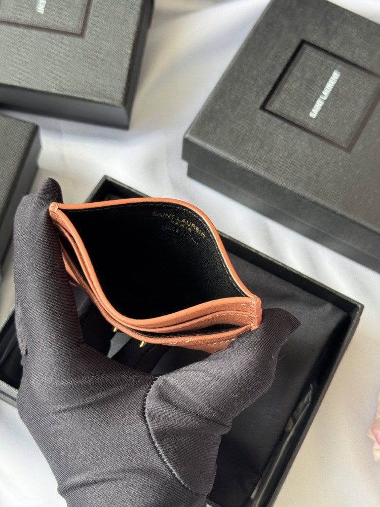 【AT10619】サンローランのクラシックカードケース、贅沢な品位を演出 | Saint Laurent Paris